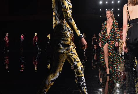 luoghi in cui gianni versace ha fatto delle sfilate|Versace: gli abiti indimenticabili visti in passerella .